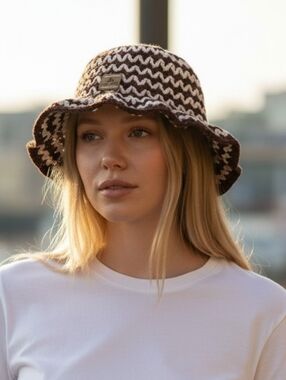 Brown & White Wavy Knit Bucket Hat NEW!
